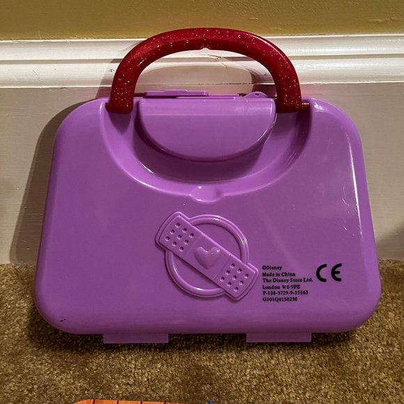 Doc McStuffins portable Hospital Playset from the Disney Store - Picture 2 of 7